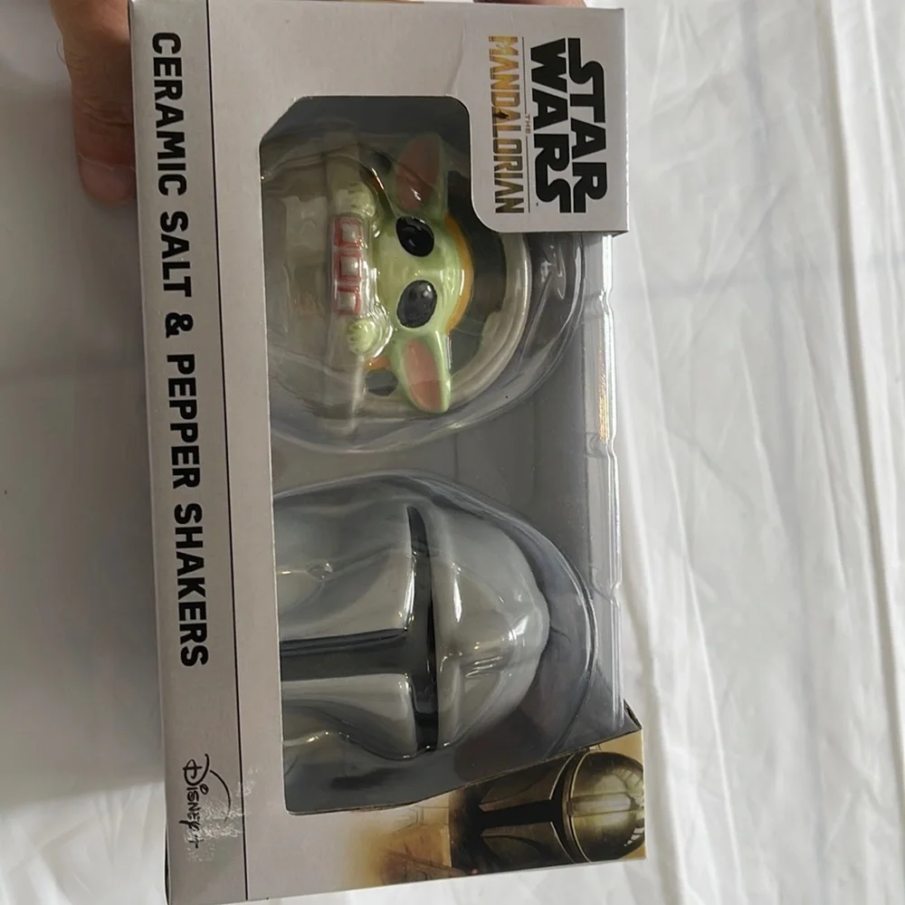 Star Wars the Mandalorian ceramic salt and paper shakers - Picture 1 of 5